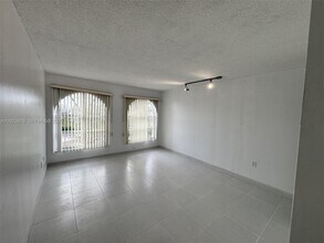 10651 SW 108th Ave in Miami, FL - Building Photo - Building Photo