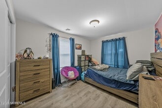 816 King Georges Rd in Woodbridge Township, NJ - Foto de edificio - Building Photo