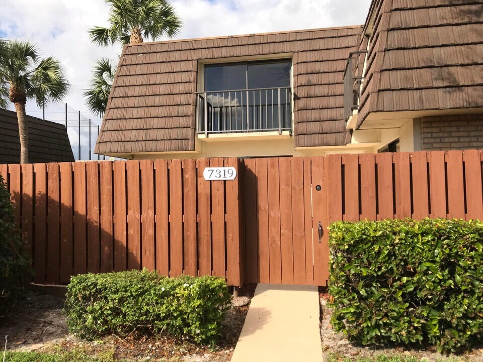 7319 73rd Way in West Palm Beach, FL - Building Photo