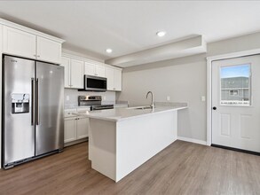 7028 Thunder Vly Dr, Unit 11 in Peosta, IA - Foto de edificio - Building Photo