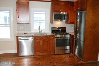 8 Moshier St, Unit B in Greenwich, CT - Building Photo - Building Photo