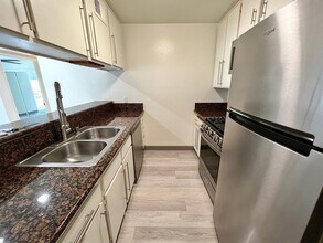 3715 S Canfield Ave, Unit 204 in Los Angeles, CA - Building Photo - Building Photo