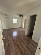 211 W Washington St in Seguin, TX - Foto de edificio - Building Photo