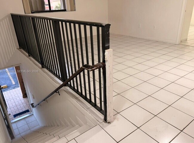 7880 W 29th Way, Unit 201 in Hialeah, FL - Foto de edificio - Building Photo