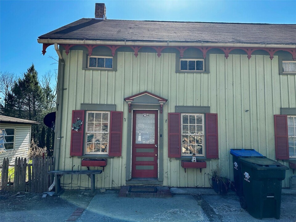 25 Main St in Sparrow Bush, NY - Building Photo