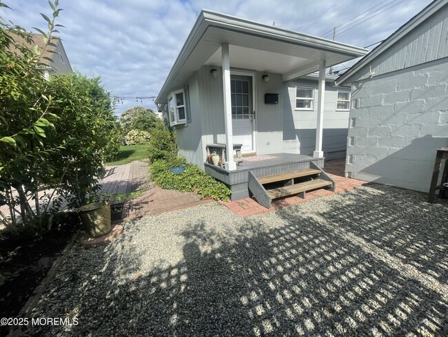 property at 418 Woodland Ln