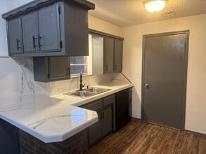 1056 Hargis Ln in Moore, OK - Building Photo - Building Photo