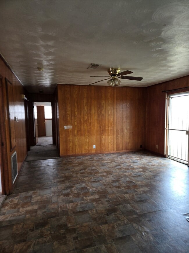 2870 Sarah St in Beaumont, TX - Building Photo - Building Photo