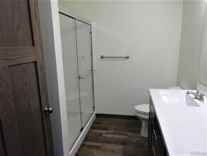 706 McHugh Rd in Holmen, WI - Foto de edificio - Building Photo