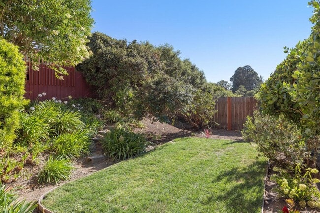 2016 Fairmont Dr in San Mateo, CA - Building Photo - Building Photo