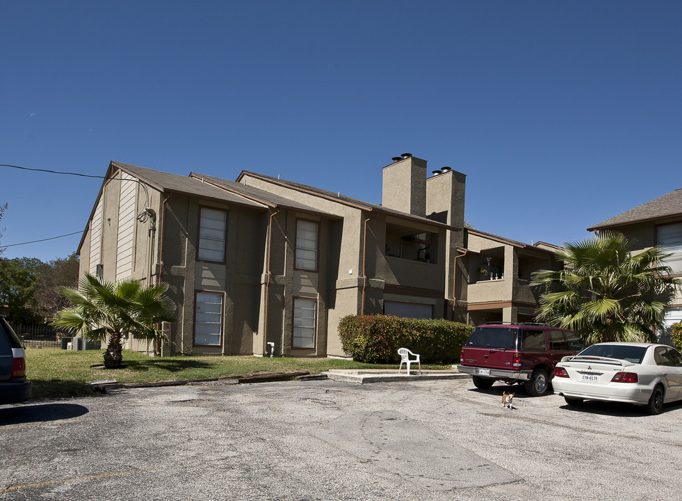 Austin Woods Apartments in San Antonio, TX - Building Photo