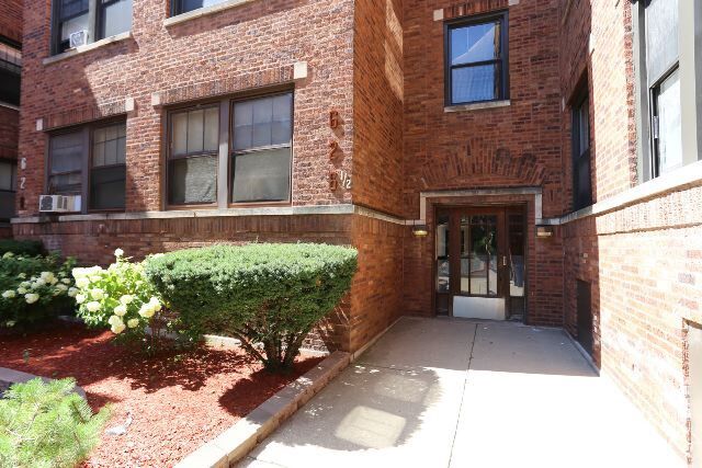629 W Cornelia Ave in Chicago, IL - Building Photo