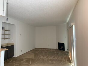 14607 Erwin St, Unit 215 in Los Angeles, CA - Building Photo - Building Photo