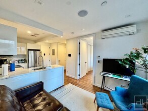 27-04 Astoria Blvd in Queens, NY - Foto de edificio - Building Photo