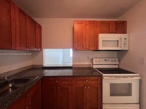 505 NW 177th St in Miami Gardens, FL - Foto de edificio - Building Photo