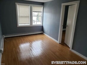 85 Bow St, Unit 1 in Everett, MA - Foto de edificio - Building Photo