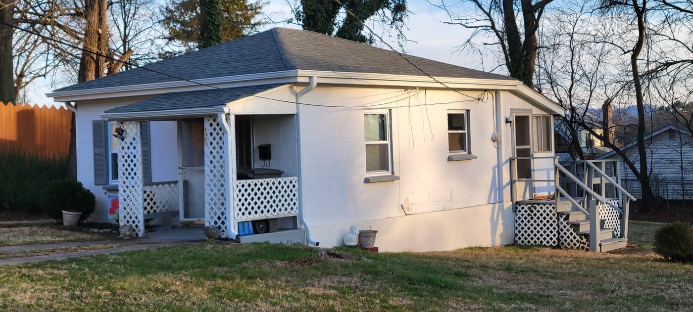 1027 Halliahurst Ave in Vinton, VA - Building Photo
