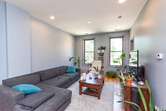 2627 W Hirsch St in Chicago, IL - Building Photo - Building Photo