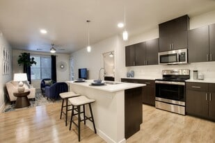 View 32 in Phoenix, AZ - Building Photo