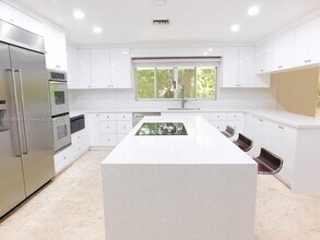 5305 SW 62nd Ave in Miami, FL - Building Photo - Building Photo
