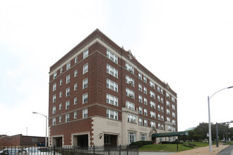 Castlereagh Apartments in University City, MO - Building Photo - Building Photo