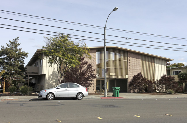 2217 Otis Dr in Alameda, CA - Foto de edificio - Building Photo