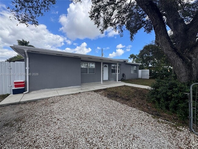 5721 SW 41st St in West Park, FL - Building Photo - Building Photo