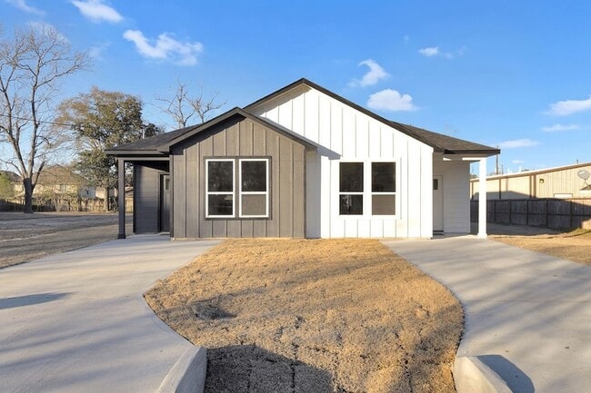 104 Runnels St in Willis, TX - Building Photo - Building Photo