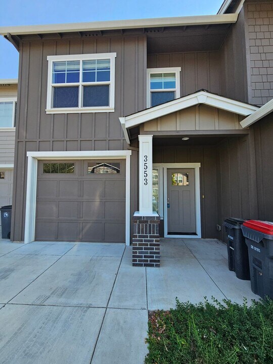 3553 Juanipero Way in Medford, OR - Building Photo