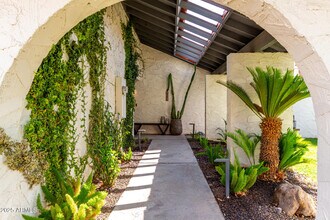 5724 N Scottsdale Rd in Paradise Valley, AZ - Building Photo - Building Photo