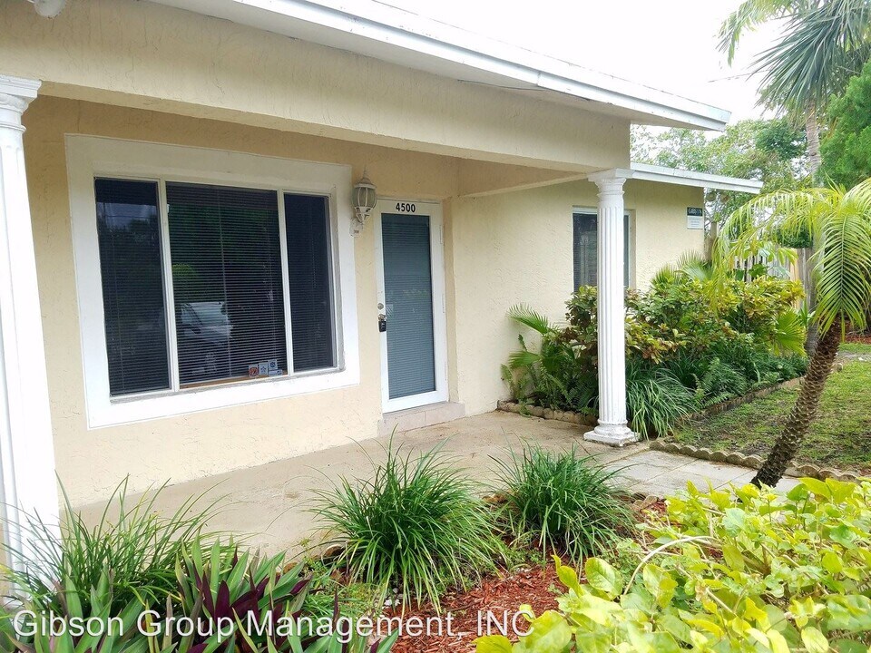 4500 NE 15th Ave in Oakland Park, FL - Foto de edificio