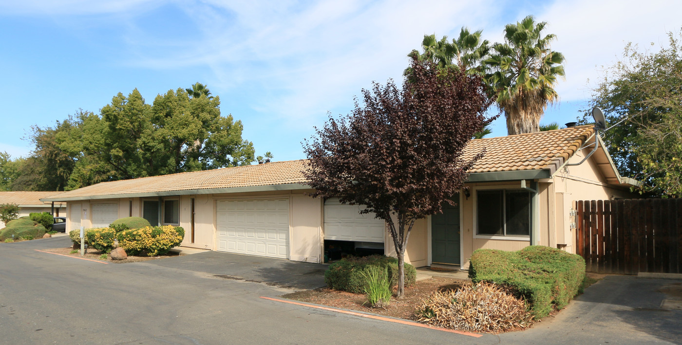 7047 Greenback Ln in Citrus Heights, CA - Foto de edificio