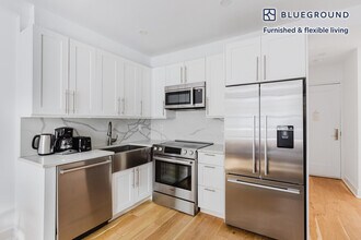 160 E 48th St in New York, NY - Building Photo - Building Photo