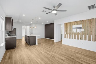 8215 McKamy Dr in Austin, TX - Foto de edificio - Building Photo