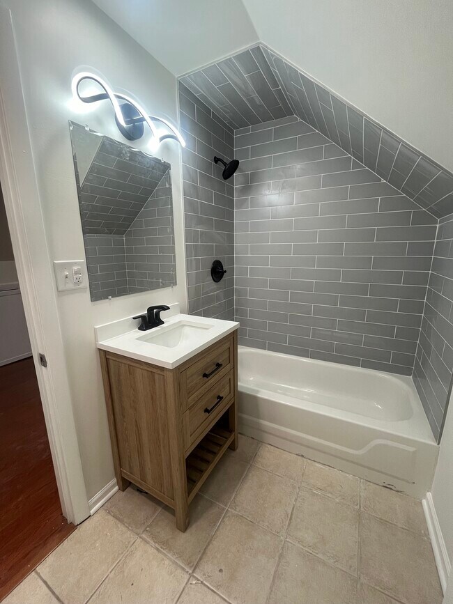 1655 N Artesian Ave, Unit 2 in Chicago, IL - Building Photo - Building Photo