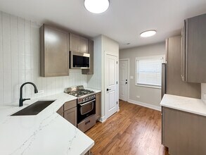 2405 S Leavitt St in Chicago, IL - Building Photo - Building Photo