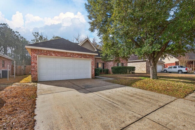 10277 English Manor Dr in Gulfport, MS - Building Photo - Building Photo