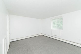 Colonial Commons in Coraopolis, PA - Building Photo - Building Photo