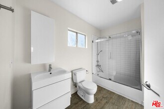 953 N Hoover St in Los Angeles, CA - Building Photo - Building Photo