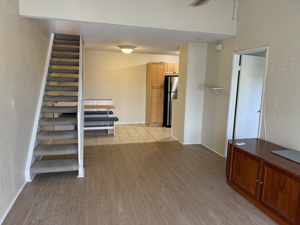 394 Mananai Pl, Unit 8S in Honolulu, HI - Building Photo