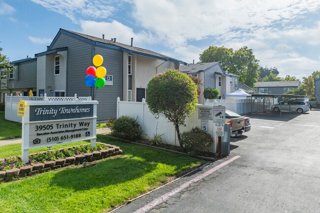 Trinity Townhomes in Fremont, CA - Foto de edificio - Building Photo