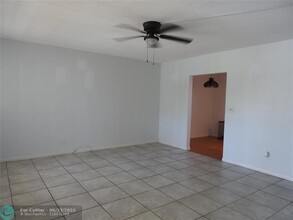 2711 NE 49th St in Fort Lauderdale, FL - Foto de edificio - Building Photo