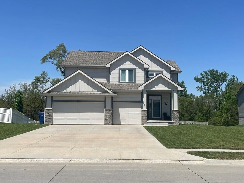 4910 Birchwood Dr in Papillion, NE - Building Photo
