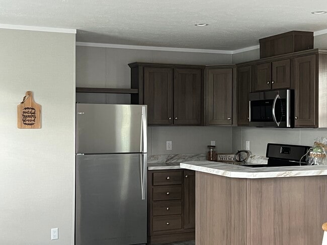 5204 Champagne Dr in Flint, MI - Building Photo - Building Photo