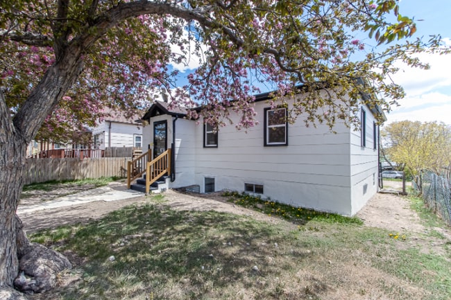 property at 503 E 4th St