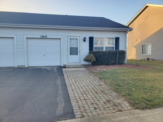property at 13927 S Oakdale Cir