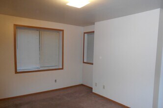 2016 Clay St, Unit Up in Cedar Falls, IA - Building Photo - Building Photo
