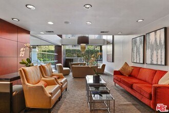 7250 Franklin Ave in Los Angeles, CA - Building Photo - Building Photo