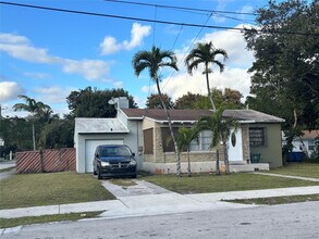 1001 NE 33rd St in Oakland Park, FL - Building Photo - Building Photo