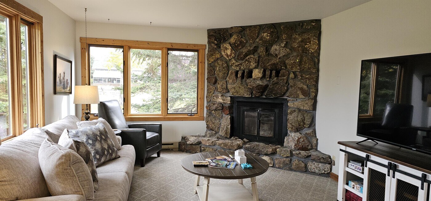 600 Ponderosa Dr in Jackson, WY - Building Photo